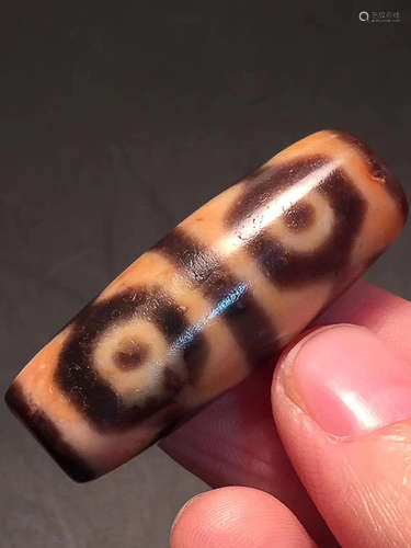 A HIGH OIL TIGER TOOTH SIX-EYE DESIGN DZI BEAD