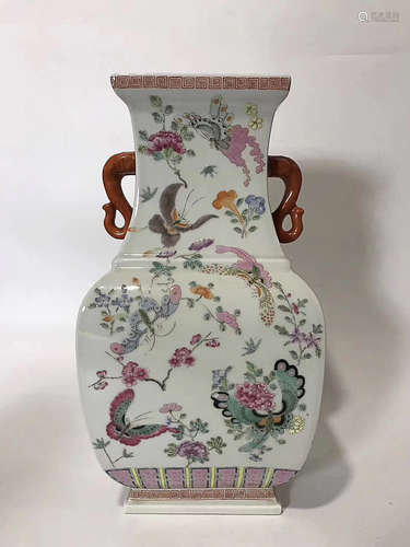 A DAQINGQIANLONGNIANZHI MARK FAMILLE ROSE SQUARE VASE