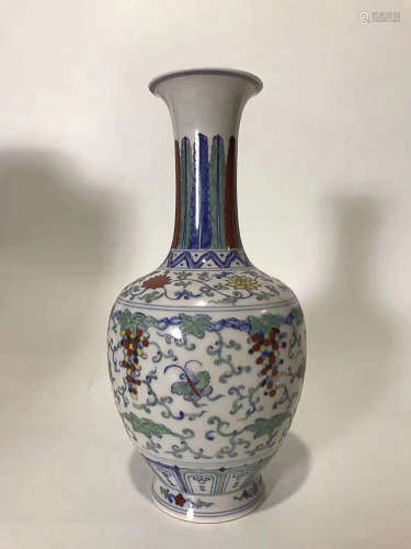 A DAMINGCHENGHUANIANZHI MARK DOUCAI VASE