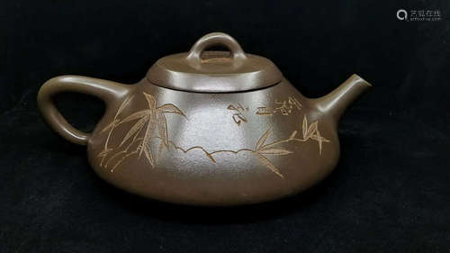 A ZIYESHI MARK TEAPOT, QING REGIN