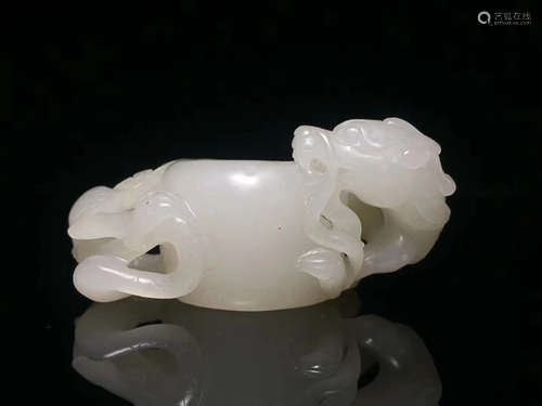 A HETIAN WHITE JADE DRAGON DESIGN THUMB RING