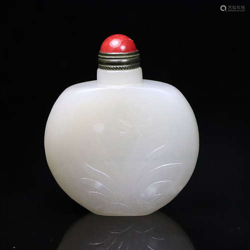 A HETIAN JADE YUCHUNGONG SNUFF BOTTLE