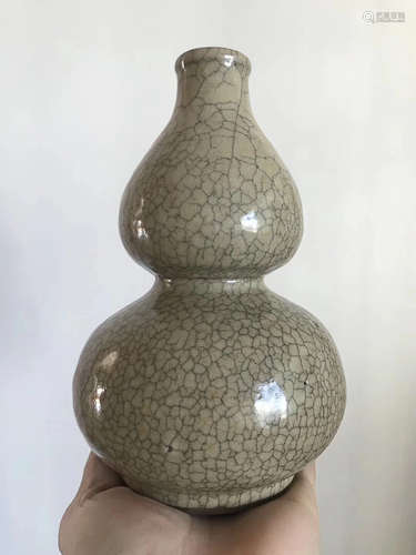 A GE KILN GOURD-SHAPED VASE