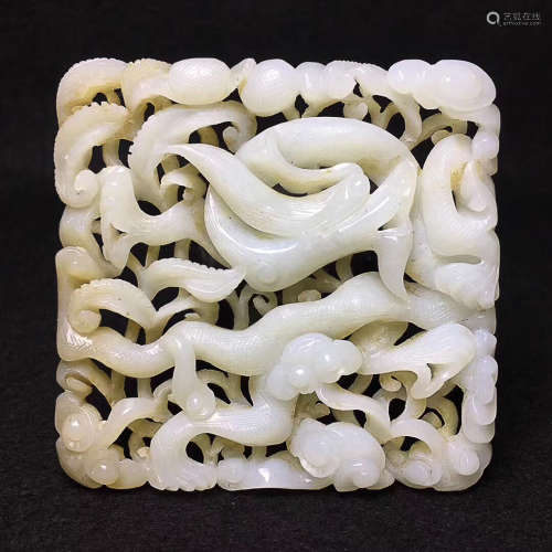 A HETIAN JADE HOLLOWED-OUT DRAGON DESIGN PENDANT