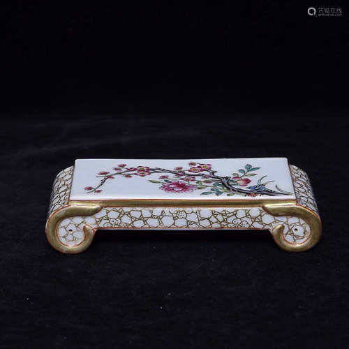 A DAQINGQIANLONGNIANZHI MARK FAMILLE ROSE PAPERWEIGHT