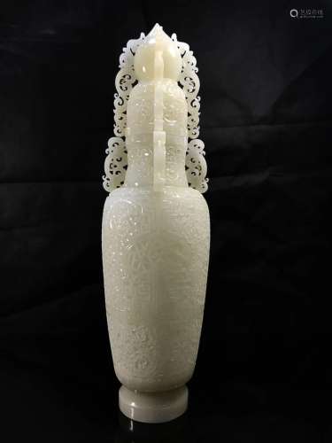 A HEITIAN JADE VASE SHAPE ORNAMENT