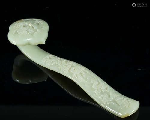 A HETIAN JADE RUYI SHAPED PENDANT