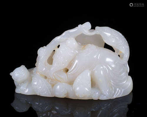 A HETIAN JADE FISHER SHAPED PENDANT