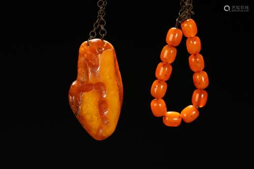 A set of two amber bracelet and pendant