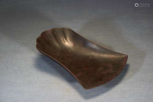 A roofing tile-shaped inkstone