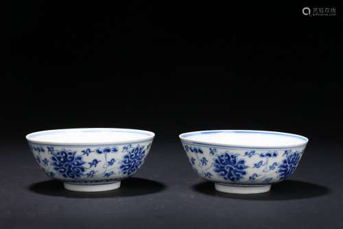 A pair of blue and white 'flowers' bowls