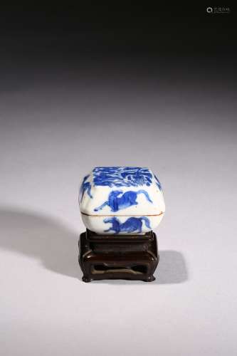 A blue and white 'phoenix and dragon' paste box