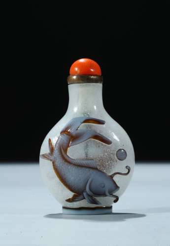 A white and caramel overlay glass 'fish' snuff bottle