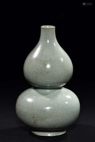 A Longquan celadon glazed double gourd vase