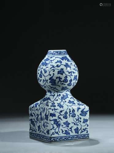 A blue and white 'bats and gourds' double gourd vase