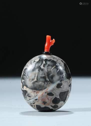 An egg-shaped quartz conglomerate snuff bottle