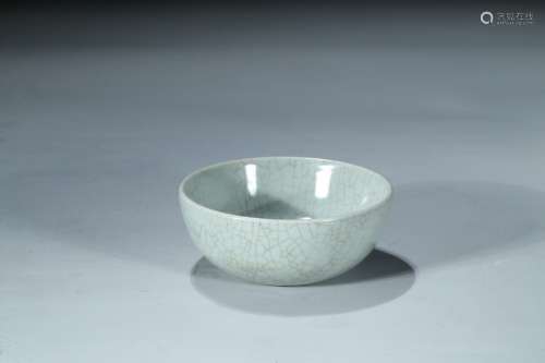 A celadon glazed ge-type bowl
