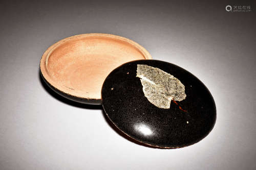 CIZHOU WARE STENCIL-CUT 'LEAF' BOX WITH COVER