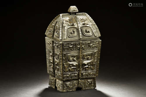 ARCHAIC BRONZE CAST RECTANGULAR RITUAL VESSEL, YI