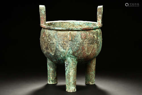 ARCHAIC BRONZE CAST TRIPOD RITUAL WINE VESSEL