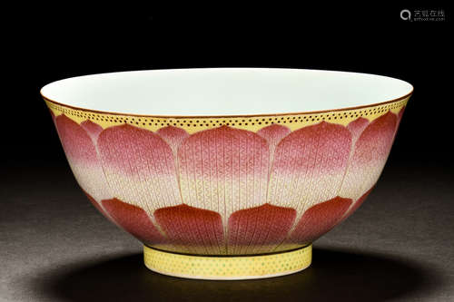 A FINE FAMILLE-ROSE 'LOTUS' BOWL