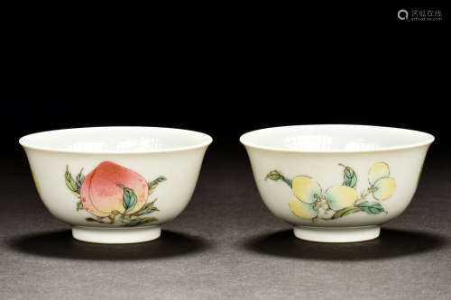 PAIR OF FAMILLE ROSE 'FRUITS' CUPS