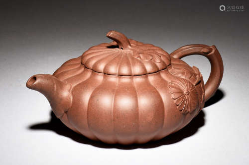 YIXING ZISHA 'CHRYSANTHEMUM' TEAPOT