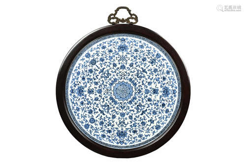 BLUE AND WHITE 'FLOWERS' ROUNDED HANGING PLAQUE