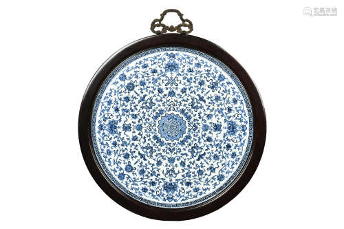 BLUE AND WHITE 'FLOWERS' ROUNDED HANGING PLAQUE