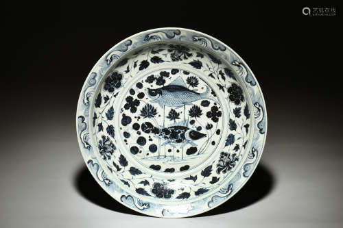 LARGE BLUE AND WHITE 'FISHES' CHARGER