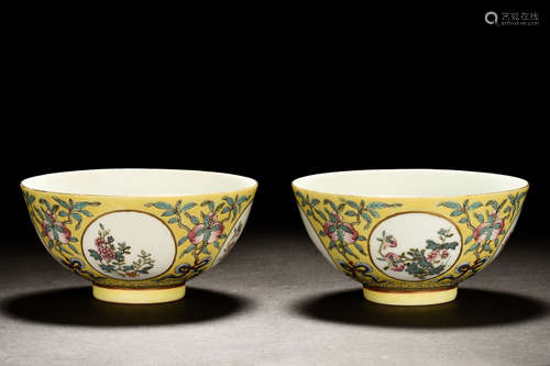 PAIR OF FAMILLE ROSE 'PEACHES' BOWLS