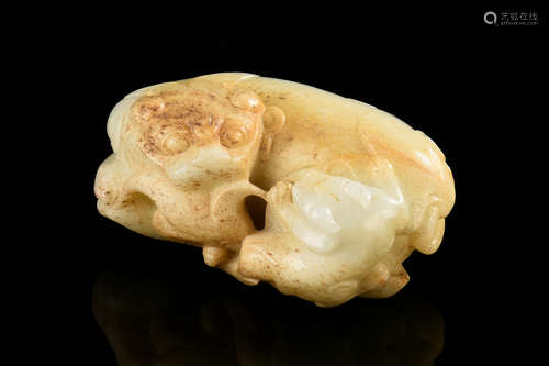 WHITE JADE CARVED 'LIONS' FIGURE