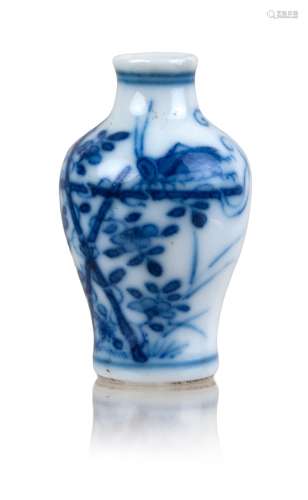 11. BLUE AND WHITE SNUFF BOTTLE,19TH CENTURY