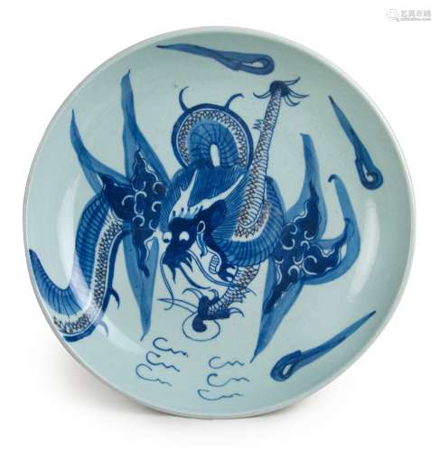 128. A CHINESE PORCELAIN DRAGON PLATE; QING DYNASTY