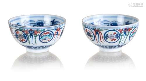 162. PAIR KANGXI BLUE AND WHITE WUCAI BOWLS