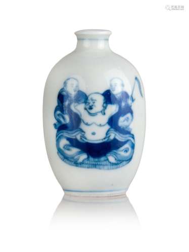 13. BLUE AND WHITE BUDAI SNUFF BOTTLE,19TH CENTURY