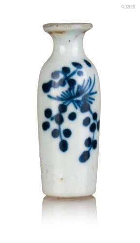 14. BLUE AND WHITE SNUFF BOTTLE,19TH CENTURY