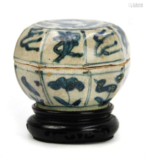 126. BLUE AND WHITE OCTAGONAL TEA BOX; MING DYNASTY