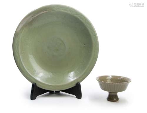 117. MING DYN CELADON PAIR (CHARGER, FOOTED DISH)