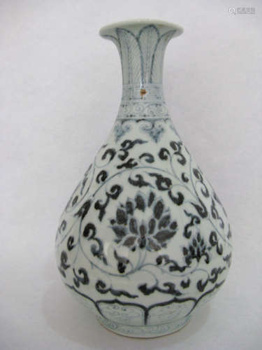 A BLUE AND WHITE PEAR SHAPED VASE