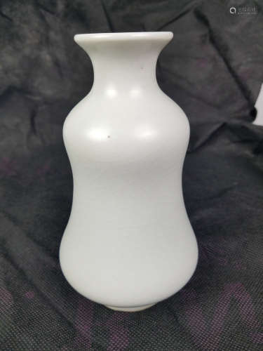 A SONG GUANYAO WHITE GLAZED VASE