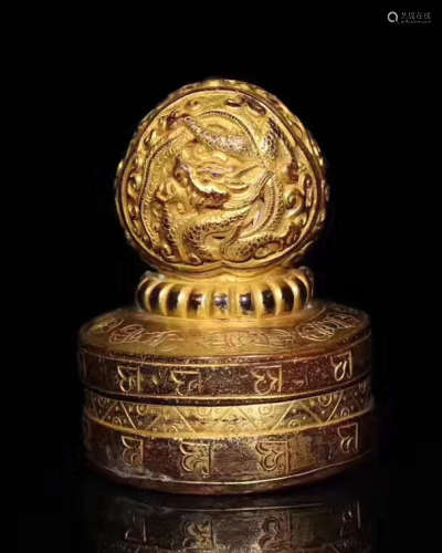 A GILT BRONZE CARVED ROUND SHAPED SEAL