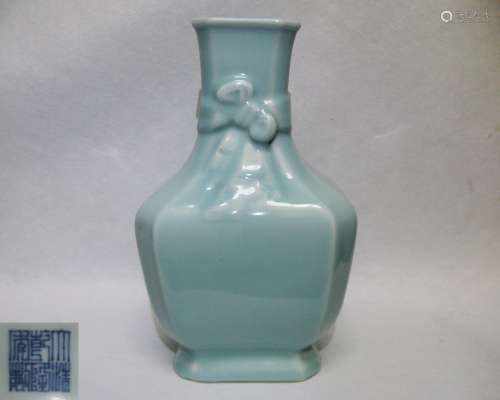 A LAVENDER GREY GLAZE VASE WITH QIANLONG MARK