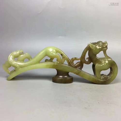 A FINELY CARVED HETIAN JADE PENDANT