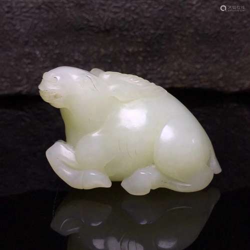 A  FINELY CARVED HETIAN JADE 