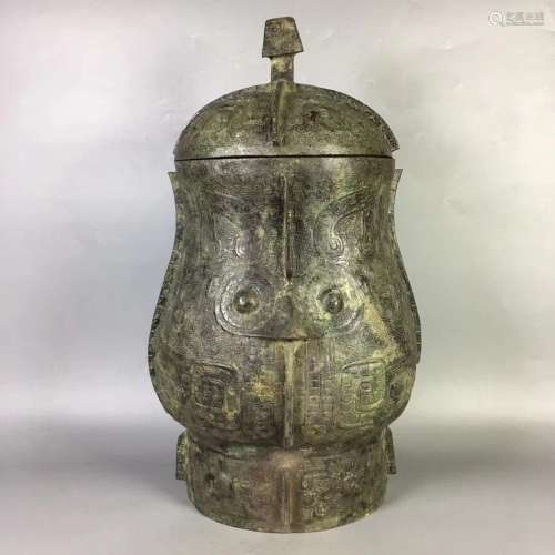 A BRONZE WINE VESSEL WITH COVER