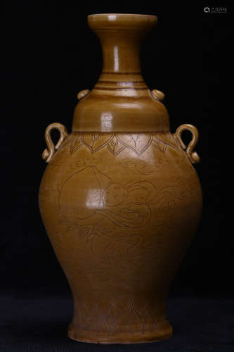 TANG DYANSTY A YUEYAO VASE WITH TANG DYNASTY