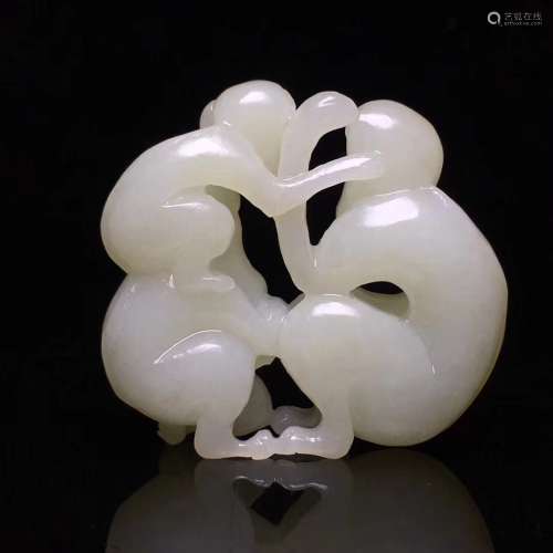 A FINELY CARVED HETIAN JADE PENDANT