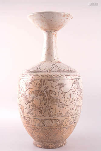 A WHITE GLAZE INCISED FLORAL PATTERN BOWL