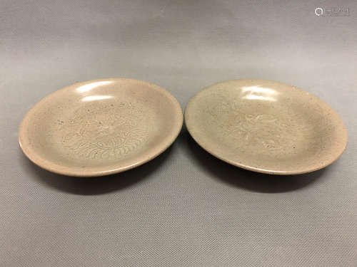A PAIR OF YUE KILN PLATES, THE FIVE DYNASTIES